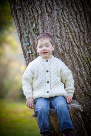 Handknit in het Verenigd Koninkrijk Kleding Unisex kinderkleding Sweaters Leeftijd 1-2 jaar Kids Childs Aran Style Cabled Cardigan in Grijs 
